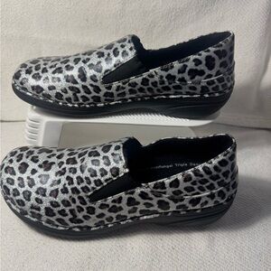 Very Nice Womens Spring Step Professionals Ferrara in Blue Leopard Size 9M